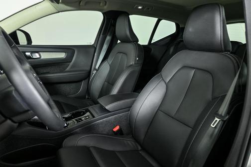 2024 Volvo XC40 B5 Plus Dark Theme