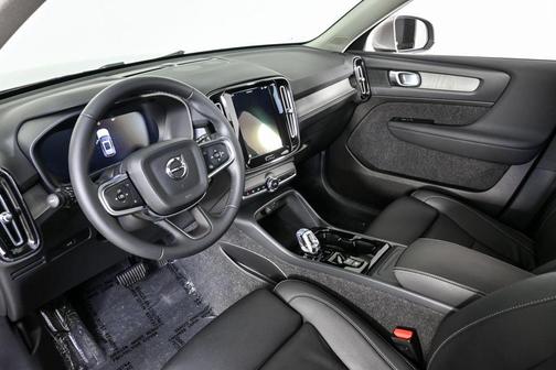 2025 Volvo XC40 B5 Plus Bright Theme