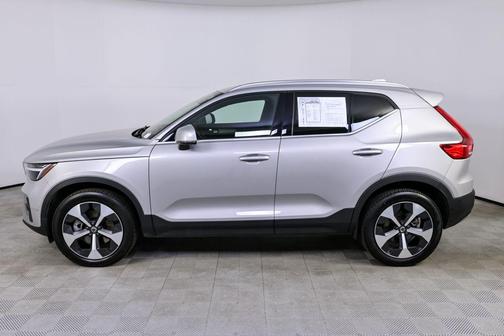 2025 Volvo XC40 B5 Plus Bright Theme