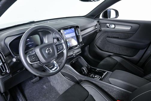 2025 Volvo XC40 B5 Plus Dark Theme