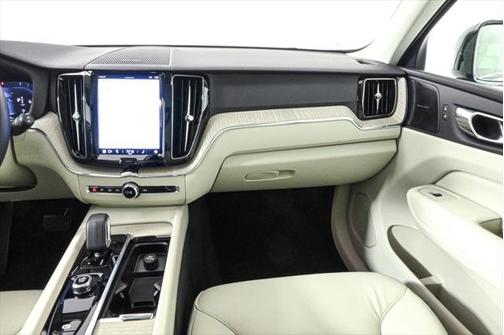 2023 Volvo XC60 B5 Plus Dark Theme