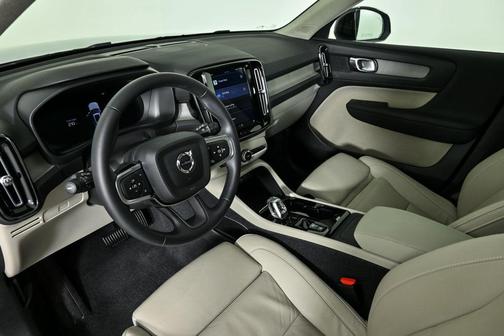 2023 Volvo XC40 B4 Plus Dark Theme