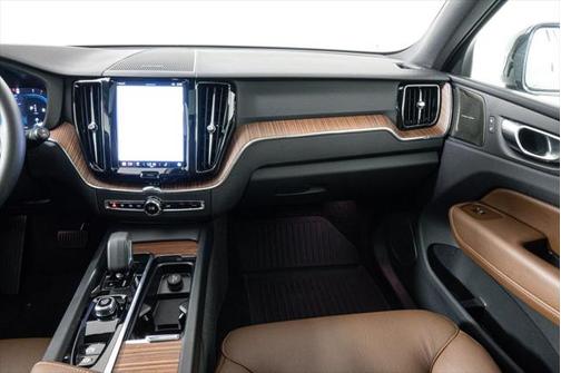 2024 Volvo XC60 B5 Plus Dark Theme