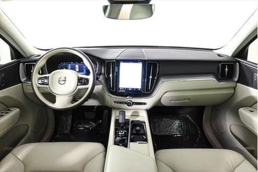 2023 Volvo XC60 Recharge Plug-In Hybrid T8 Core Bright Theme