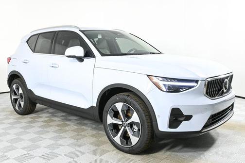 2025 Volvo XC40 B5 Plus Bright Theme