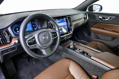2025 Volvo V60 Cross Country B5 Plus