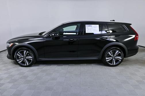 2025 Volvo V60 Cross Country B5 Plus