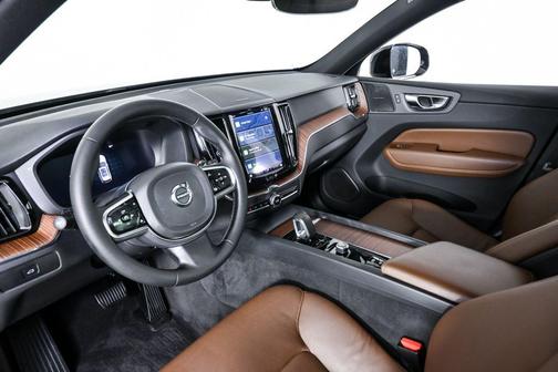2023 Volvo XC60 B5 Plus Dark Theme