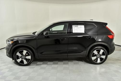 2022 Volvo XC40 T5 Momentum