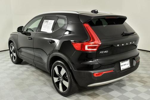 2022 Volvo XC40 T5 Momentum