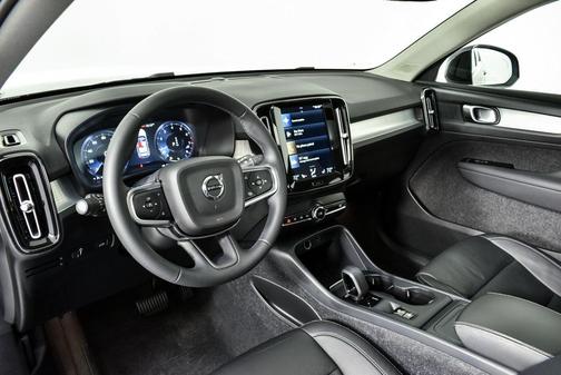2022 Volvo XC40 T5 Momentum