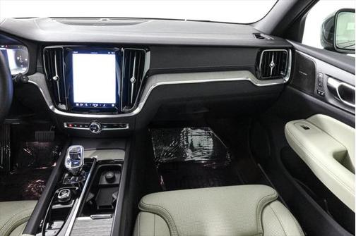 2024 Volvo V60 Cross Country B5 Ultimate