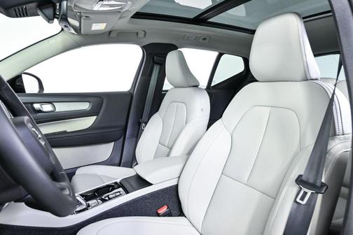 Forest Lake 2026 Volvo XC40 Plus, B5 AWD Gas (mild hybrid), Dark