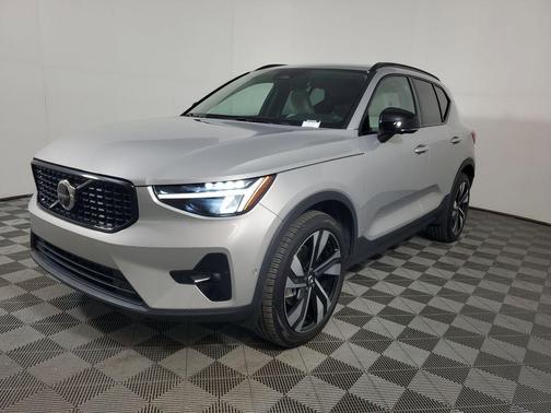 Silver Dawn Metallic 2025 Volvo XC40 B5 Plus Dark Theme