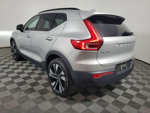 Silver Dawn Metallic 2025 Volvo XC40 B5 Plus Dark Theme
