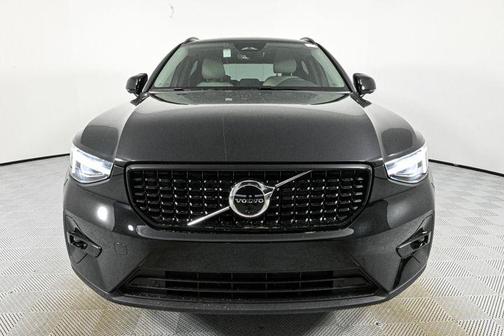 2025 Volvo XC40 B5 Plus Dark Theme