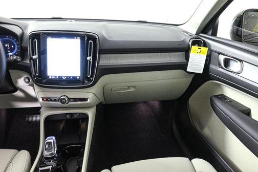 2025 Volvo XC40 B5 Plus Dark Theme