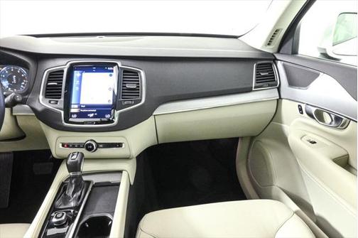 2022 Volvo XC90 T5 Momentum