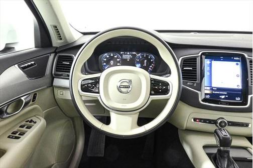 2022 Volvo XC90 T5 Momentum