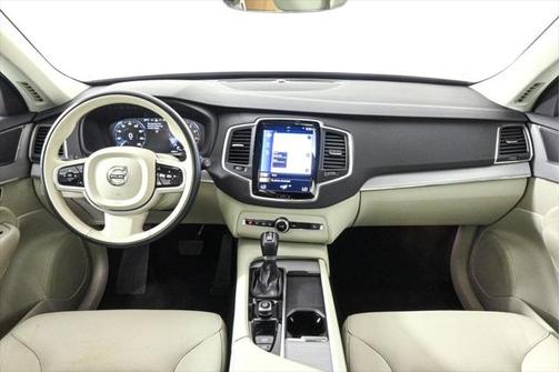 2022 Volvo XC90 T5 Momentum