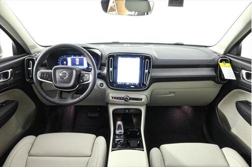 2025 Volvo XC40 B5 Ultra Bright Theme