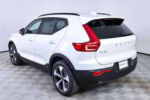 2026 Volvo XC40 Plus, B5 AWD Gas (mild hybrid), Dark