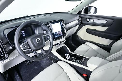 2026 Volvo XC40 Plus, B5 AWD Gas (mild hybrid), Dark