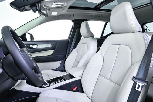 2026 Volvo XC40 Plus, B5 AWD Gas (mild hybrid), Dark