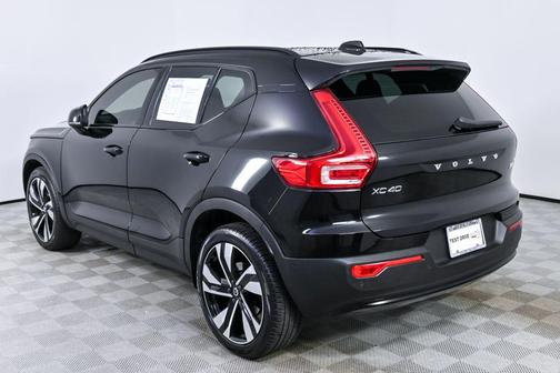 2023 Volvo XC40 B5 Plus Dark Theme