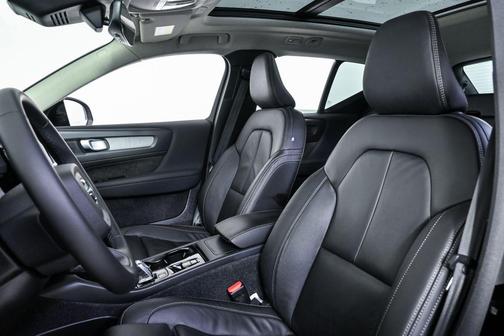 2023 Volvo XC40 B5 Plus Dark Theme