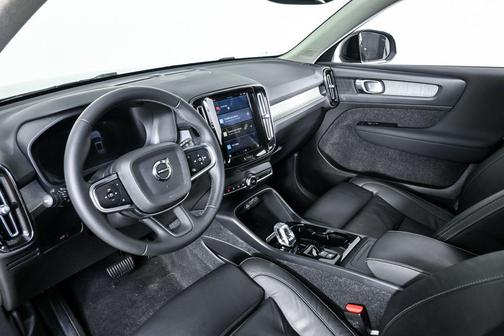 2023 Volvo XC40 B5 Plus Dark Theme