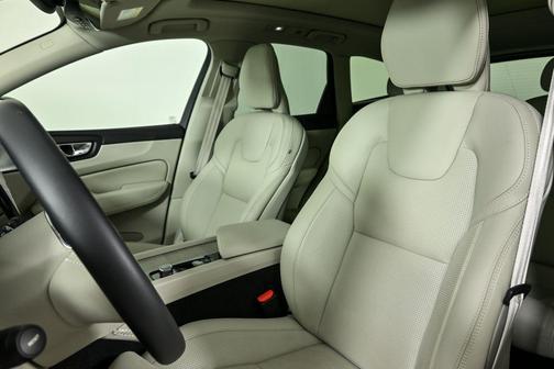 2023 Volvo XC60 B5 Ultimate Bright Theme
