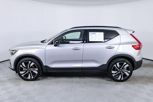 2023 Volvo XC40 B5 Plus Dark Theme