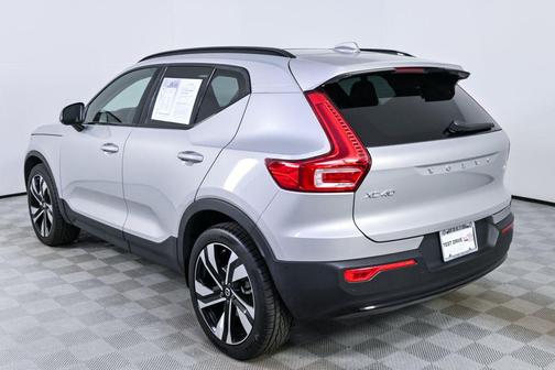 2023 Volvo XC40 B5 Plus Dark Theme