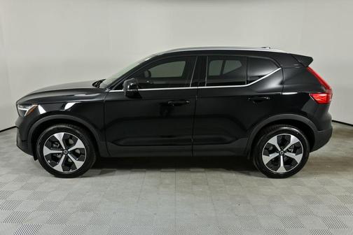 2025 Volvo XC40 B5 Core Bright Theme