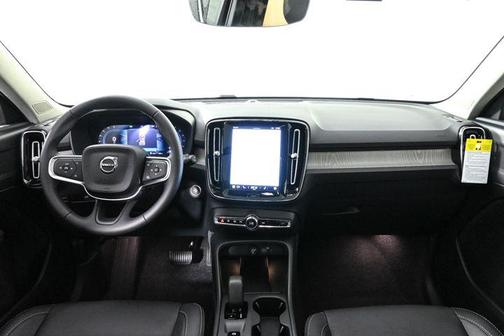 2025 Volvo XC40 Core Bright Theme