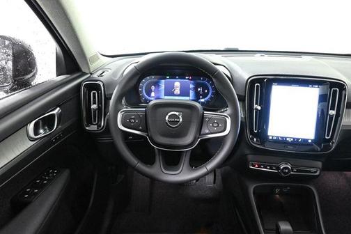 2025 Volvo XC40 Core Bright Theme
