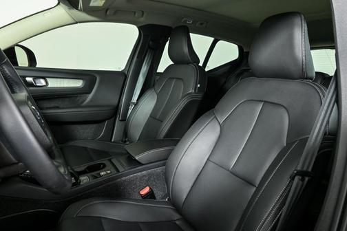 2025 Volvo XC40 B5 Core Bright Theme