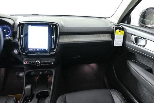 2025 Volvo XC40 Core Bright Theme
