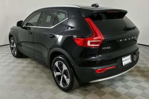2025 Volvo XC40 B5 Core Bright Theme