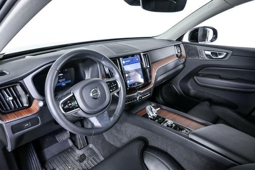 2024 Volvo XC60 B5 Ultimate Dark Theme