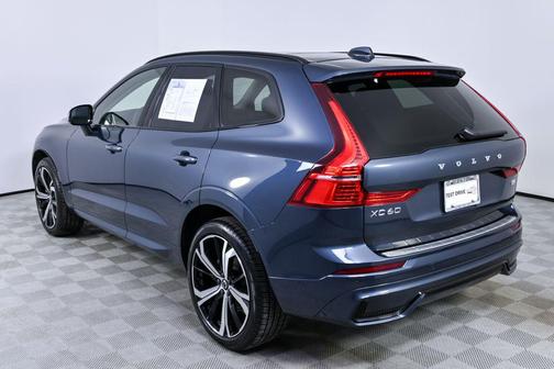 2024 Volvo XC60 B5 Ultimate Dark Theme