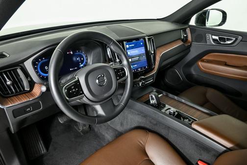 2023 Volvo XC60 B5 Plus Bright Theme