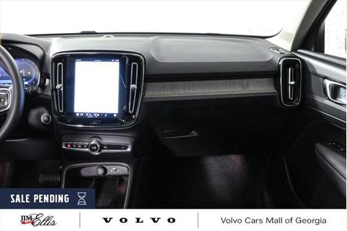 2025 Volvo XC40 B5 Core Bright Theme