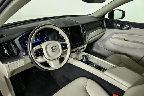 2024 Volvo XC60 B5 Core Dark Theme