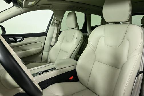 2024 Volvo XC60 B5 Core Dark Theme