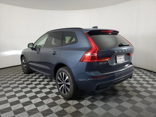 2024 Volvo XC60 B5 Core Dark Theme