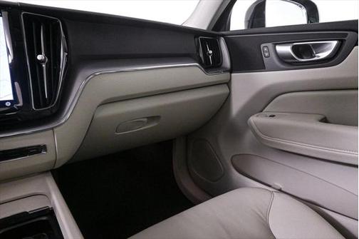 2024 Volvo XC60 B5 Core Dark Theme