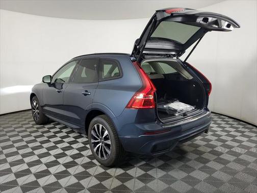 2024 Volvo XC60 B5 Core Dark Theme