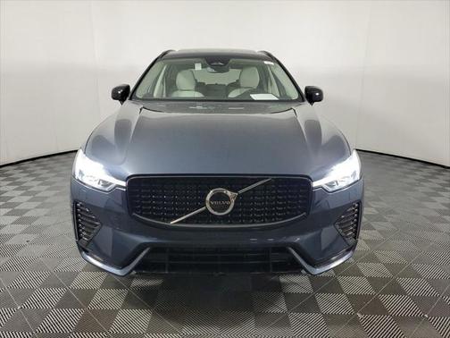 2024 Volvo XC60 B5 Core Dark Theme
